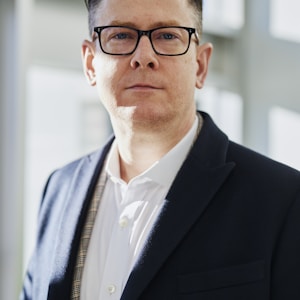 Bilde av Stord Turbuss-sjåfør foran buss, representerer pålitelighet og lokal ekspertise innen bussreiser på Stord. Perfekt for reise- og transporttjenester.