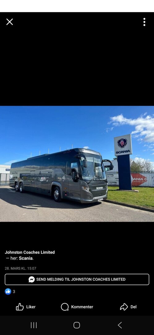 Moderne Stord Turbuss buss parkert utenfor Skoda forhandler, klar for passasjertransport, med tydelig Skoda skilt i bakgrunnen. Perfekt for gruppe- og reisebehov.