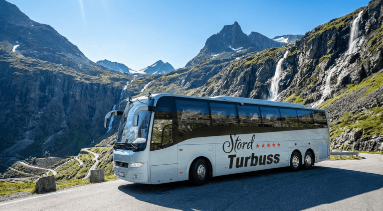 Stord Turbuss på fjellvei omgitt av majestetiske fjell, fosser og grønn natur, perfekt for bussturer og reiseopplevelser i naturskjønne omgivelser.